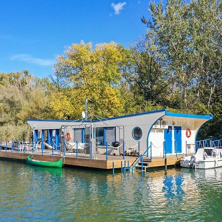 Ocarujuci Houseboat Na Dunaji บราติสลาวา ภายนอก รูปภาพ