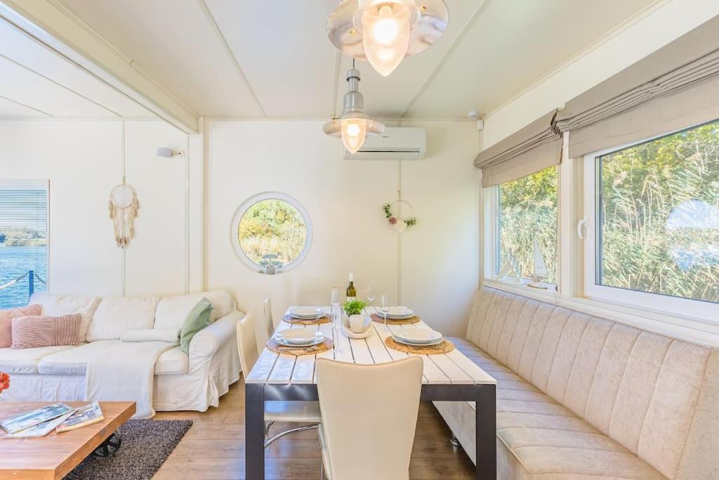 Ocarujuci Houseboat Na Dunaji บราติสลาวา ภายนอก รูปภาพ