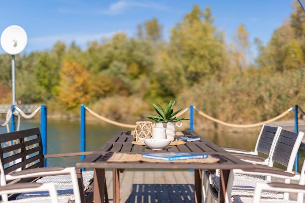 Ocarujuci Houseboat Na Dunaji บราติสลาวา ภายนอก รูปภาพ