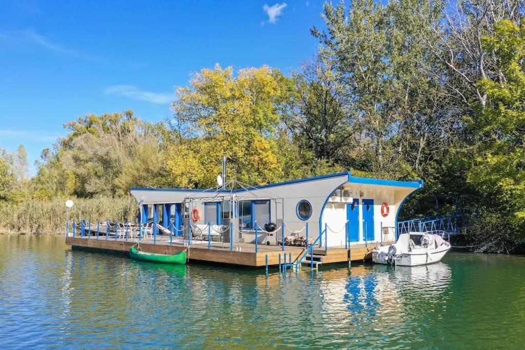 Ocarujuci Houseboat Na Dunaji บราติสลาวา ภายนอก รูปภาพ