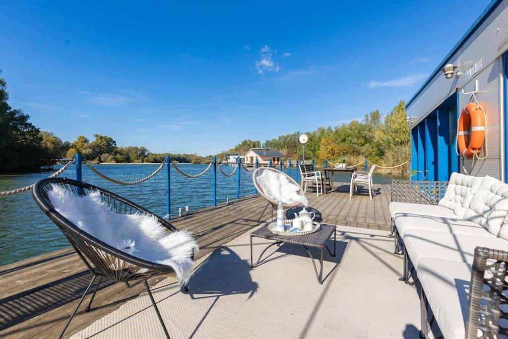 Ocarujuci Houseboat Na Dunaji บราติสลาวา ภายนอก รูปภาพ