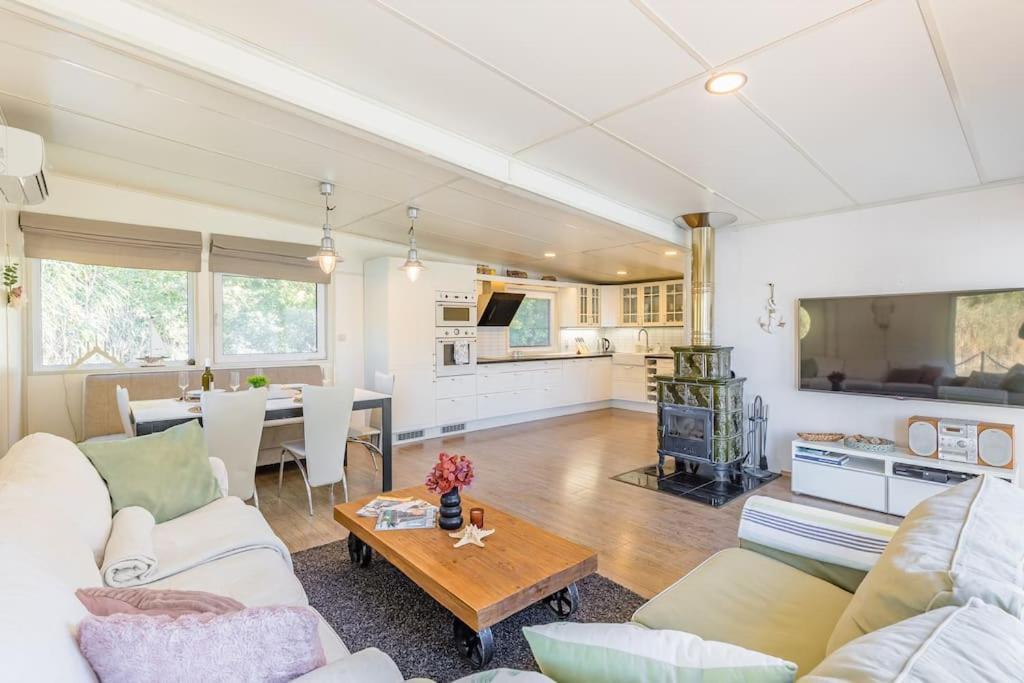 Ocarujuci Houseboat Na Dunaji บราติสลาวา ภายนอก รูปภาพ