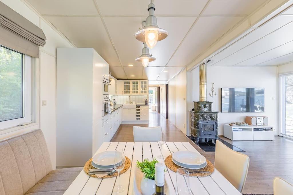 Ocarujuci Houseboat Na Dunaji บราติสลาวา ภายนอก รูปภาพ