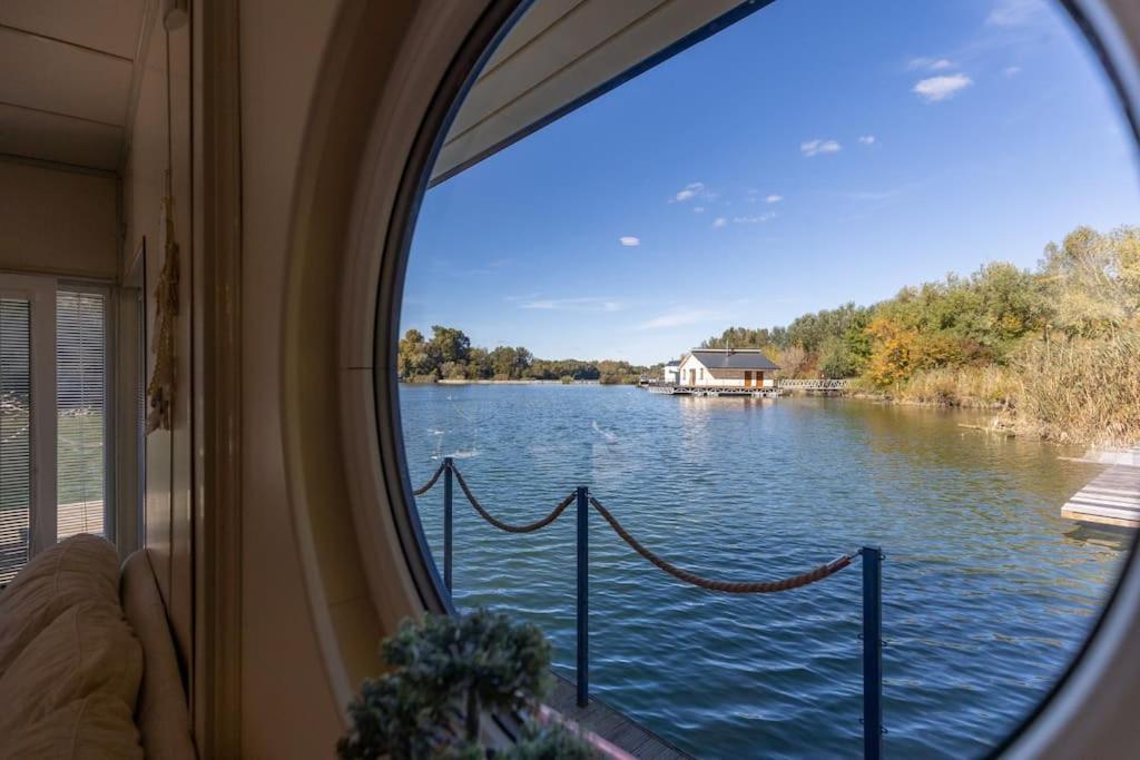 Ocarujuci Houseboat Na Dunaji บราติสลาวา ภายนอก รูปภาพ