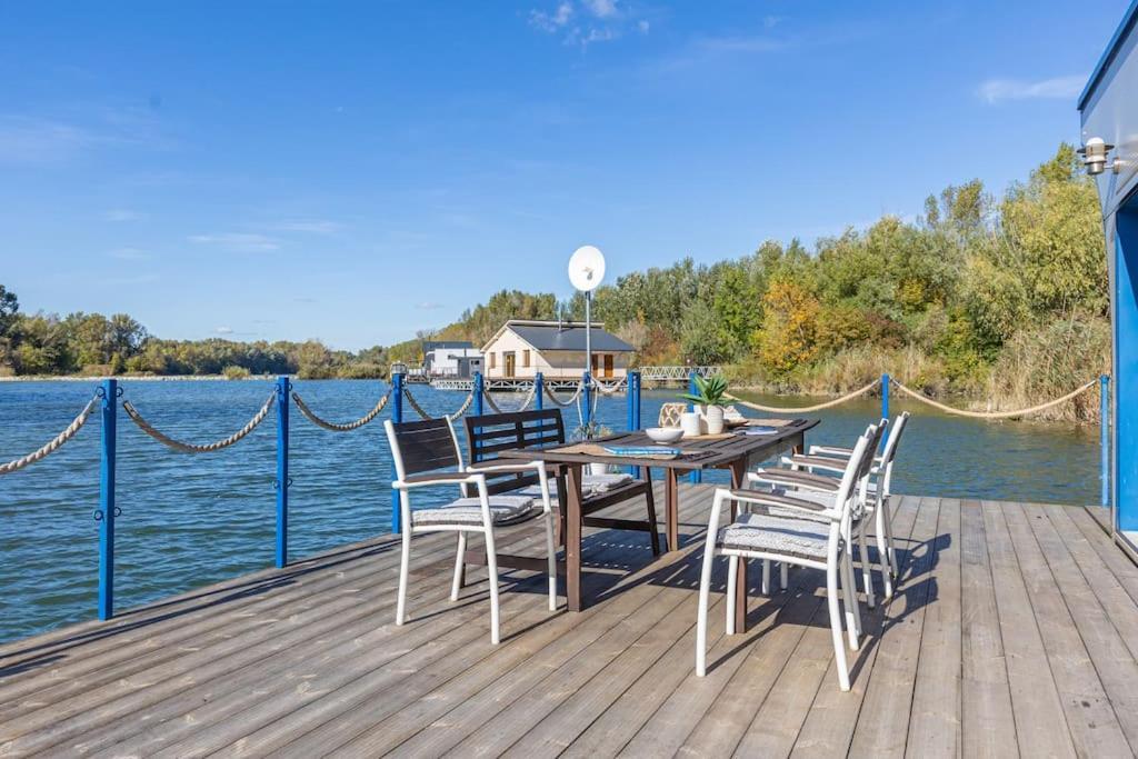 Ocarujuci Houseboat Na Dunaji บราติสลาวา ภายนอก รูปภาพ