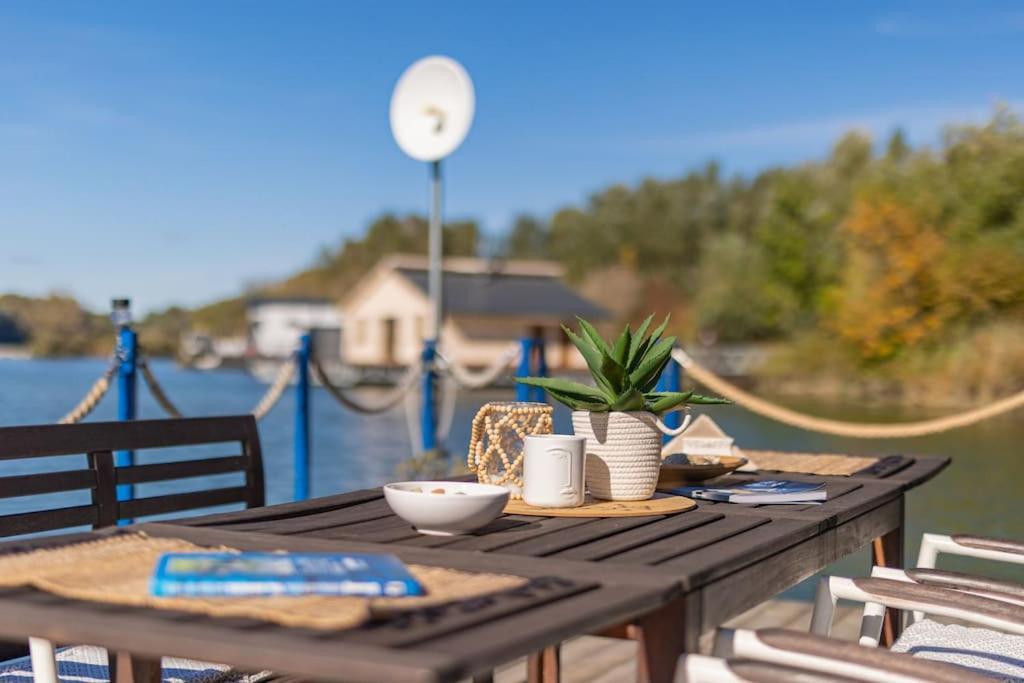 Ocarujuci Houseboat Na Dunaji บราติสลาวา ภายนอก รูปภาพ