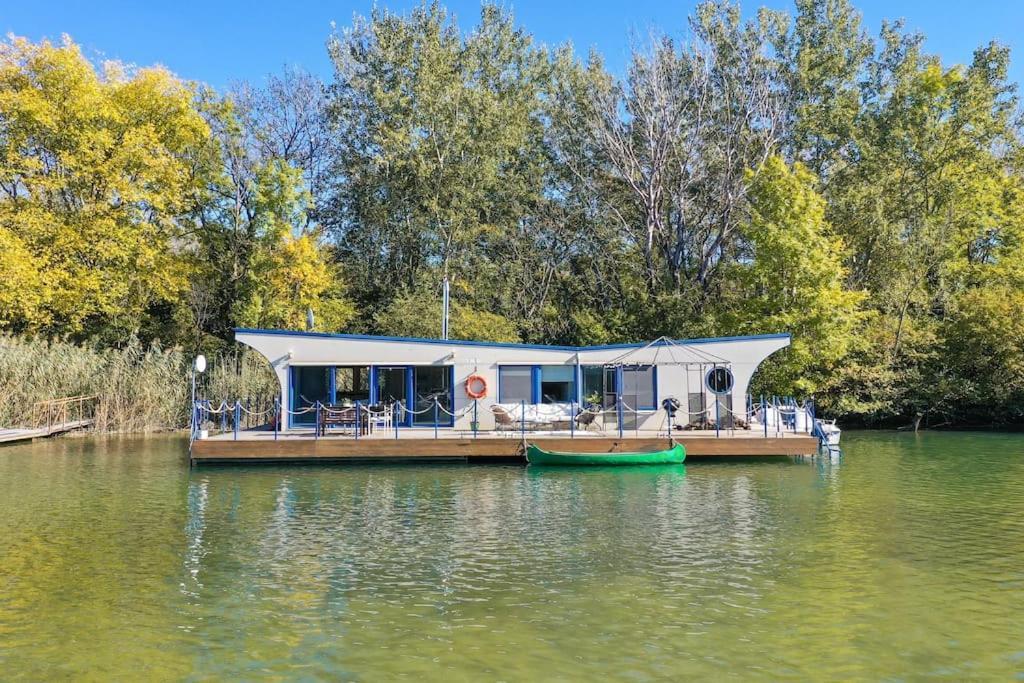 Ocarujuci Houseboat Na Dunaji บราติสลาวา ภายนอก รูปภาพ