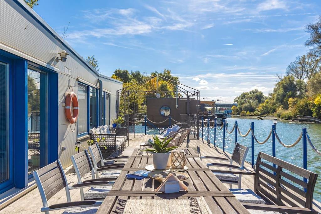 Ocarujuci Houseboat Na Dunaji บราติสลาวา ภายนอก รูปภาพ