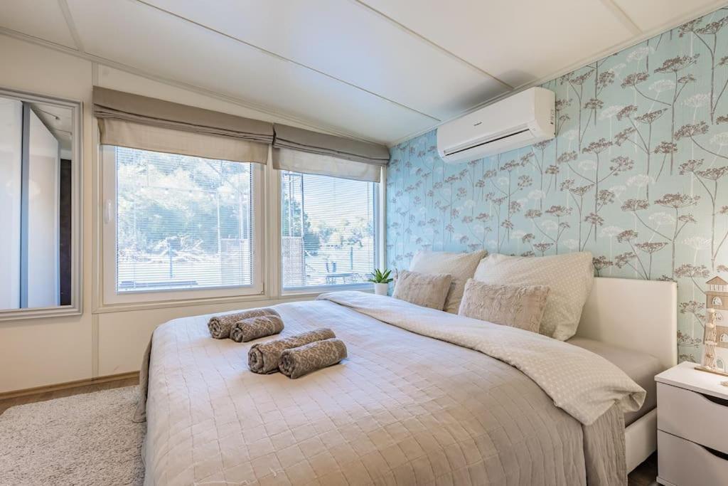 Ocarujuci Houseboat Na Dunaji บราติสลาวา ภายนอก รูปภาพ