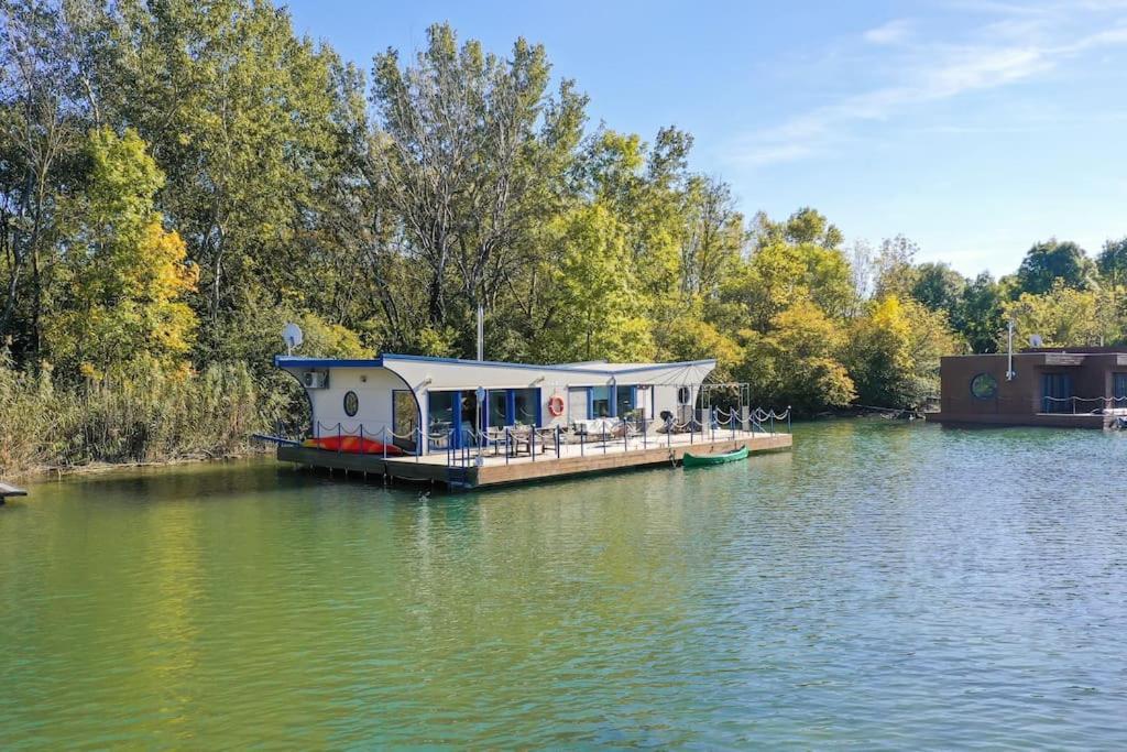 Ocarujuci Houseboat Na Dunaji บราติสลาวา ภายนอก รูปภาพ